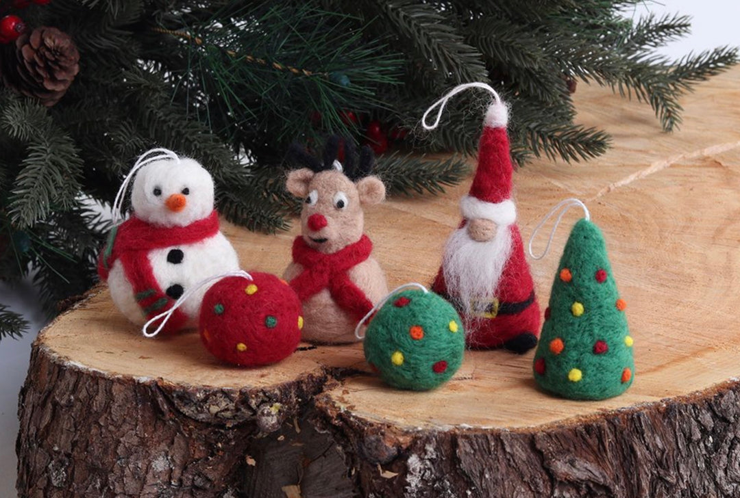 Ashford Needle Felting Kit – Adorable Christmas Friends